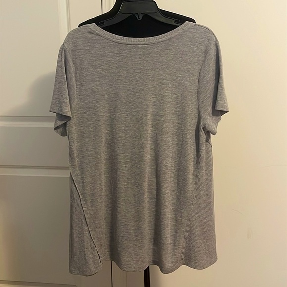 CHELSEA & THEODORE Gray Short Sleeve Top Size XL - Picture 2 of 4